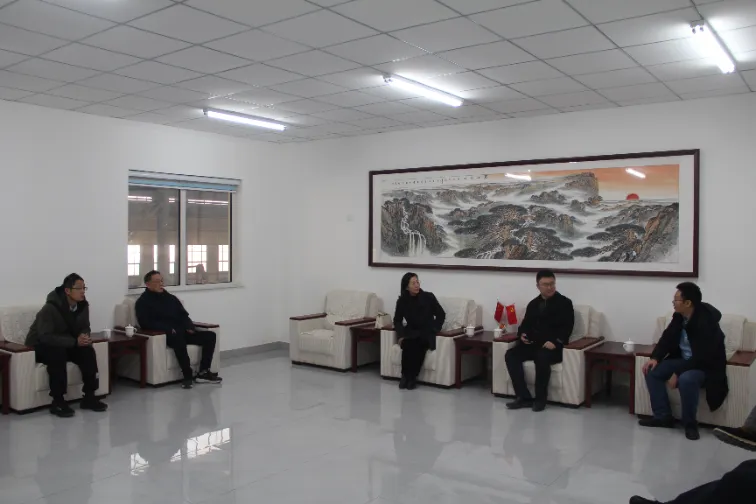 Ngabagéakeun Delegasi ti Universitas Arsitéktur Shandong pikeun Nganjang ka Pabrik sareng Ngajalajah Kolaborasi